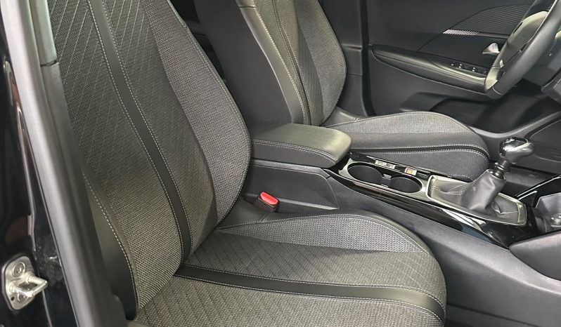 PEUGEOT 2008 ALLURE: NERO PERLA, STILE PURO! pieno