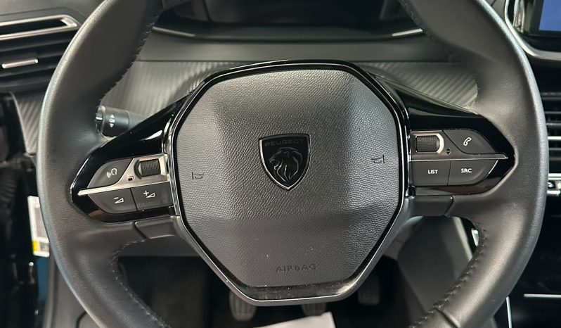 PEUGEOT 2008 ALLURE: NERO PERLA, STILE PURO! pieno