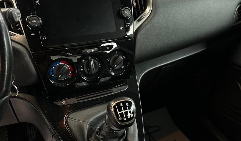 CAMBIA STILE, SCEGLI YPSILON HYBRID! pieno
