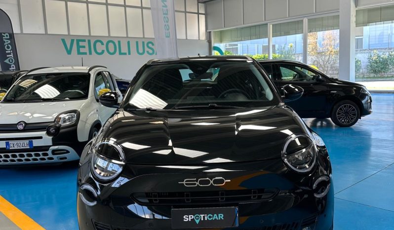 FIAT 600 POP: ELEGANZA NERA, CARATTERE DA VENDERE! pieno