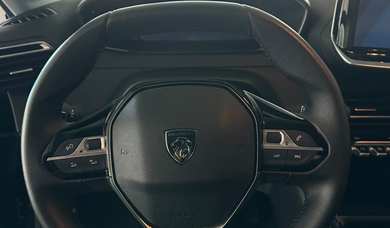 NON È SOLO UNA 208. È PURO STILE ALLURE! pieno