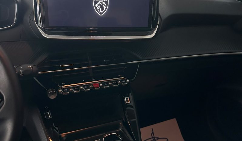 NON È SOLO UNA 208. È PURO STILE ALLURE! pieno